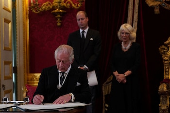 El rey Carlos III firma