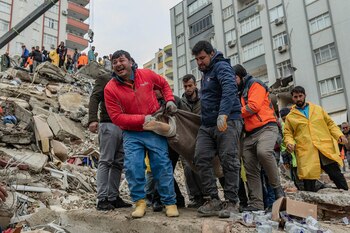 Los rescatistas llevan un cuerpo