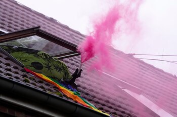 Un activista climático sostiene una