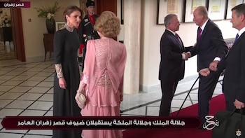 Juan Carlos, saludando al rey