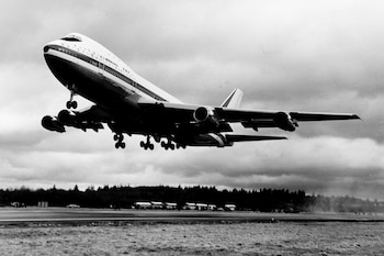 Un Boeing 747 despega de