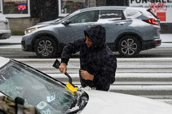 Un conductor quita la nieve