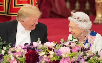 La reina Isabel junto con