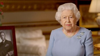 La reina Isabel II entregó