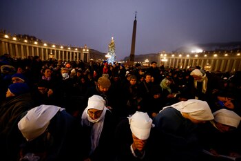 Un grupo de monjas reza