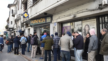 Largas colas en las farmacias