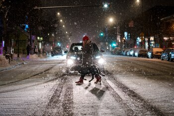 Una persona cruza una calle