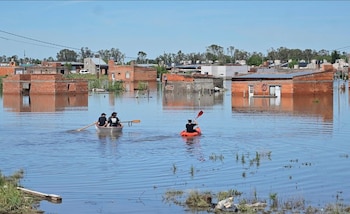 Tres hombres se trasladan en
