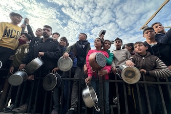 Decenas de niños se agolpan