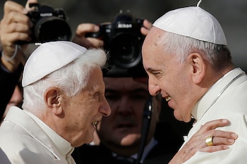 Benedicto XVI junto a Francisco,
