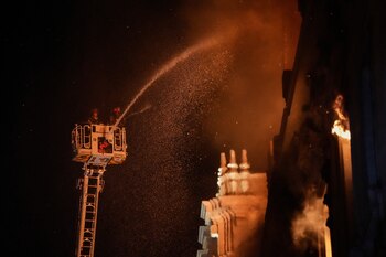 El equipo de Bomberos intentan