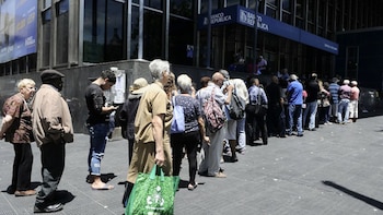 Jubilados en una fila esperando