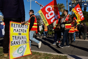Manifestantes sostienen banderas del sindicato