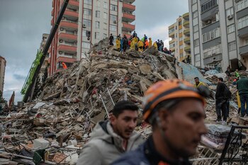 Los equipos de rescate buscan
